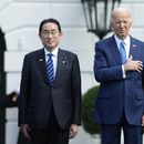 El presidente estadounidense Joe Biden con el primer ministro japonés Fumio Kishida en la Casa Blanca en Washington, el 10 de abril de 2024. (Foto AP/Susan Walsh)
