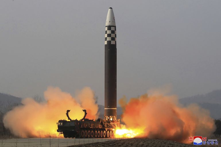 Seúl dice que Corea del Norte disparó un misil hacia el mar
