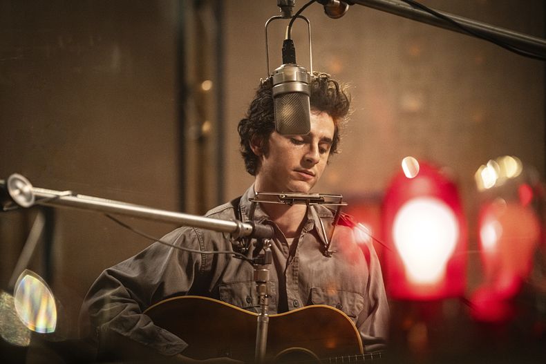 Esta imagen proporcionada por Searchlight Pictures muestra a Timothée Chalamet en una escena de A Complete Unknown.