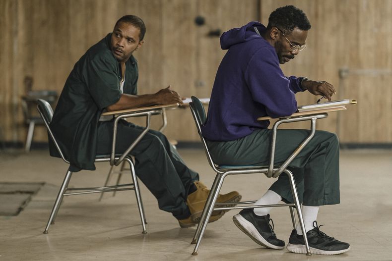 En esta imagen proporcionada por A24, Colman Domingo, derecha, y Clarence Maclin en una escena de Sing Sing. (A24 via AP)