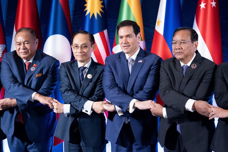 De izquierda a derecha, el ministro de Exteriores de Timor Oriental, Bendito dos Santos Freitas; el ministro de Exteriores de Vietnam, Le Hoai Trung; el secretario de Estado de Estados Unidos, Marco Rubio, y el ministro de Exteriores de Camboya, Prak Sokhonn, se dan la mano durante una Conferencia Posministerial d la ASEAN con Estados Unidos, en un aparte de la cumbre de cancilleres de la Asociación de Naciones del Sureste Asiático (ASEAN) en Pasay, en la zona metropolitana de Manila, Filipinas, el miércoles 22 de julio de 2026. (Brendan Smialowski/Pool Foto via AP)