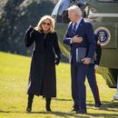 El presidente de Estados Unidos, Joe Biden (derecha), y la primera dama, Jill Biden, llegan a la Casa Blanca, en Washington, el 19 de febrero de 2024, desde Rehoboth Beach, Delaware. (AP Foto/Andrew Harnik)