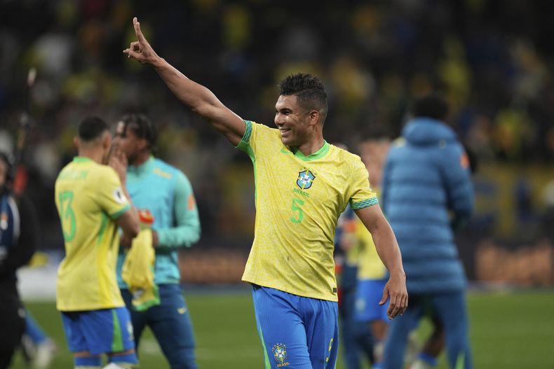 Casemiro, de la selección de Brasil, festeja al final del partido ante Paraguay, en el que su equipo obtuvo la clasificación al Mundial, el martes 10 de junio de 2025 en Sao Paulo (AP Foto/Andre Penner)