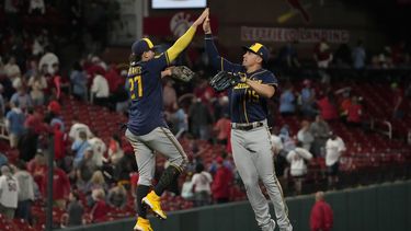 El dominicano Willy Adames, a la izquierda, celebra con su compañero de los Cerveceros de Milwaukee Tyrone Taylor luego de derrotar a los Cardenales de San Luis, el martes 16 de mayo de 2023, en San Luis. (AP Foto/Jeff Roberson)