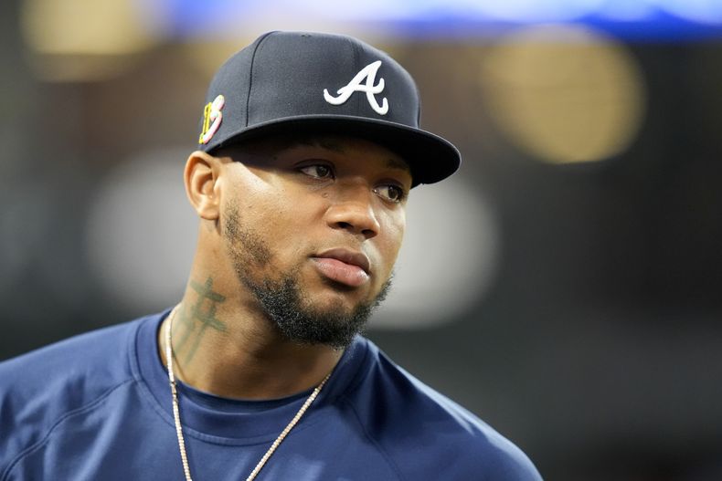 ARCHIVO - El venezolano Ronald Acuña Jr., de los Bravos de Atlanta, observa desde la cueva el juego del 17 de agosto de 2024, ante los Angelinos de Los Ángeles (AP Foto/Ryan Sun, archivo)