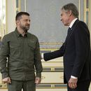 El presidente ucraniano Volodymyr Zelenskyy saluda al secretario de Estado estadounidense Antony Blinken antes de su reunión el miércoles 6 de septiembre de 2023, en la calle Bankova, Kiev. (Brendan Smialowski/Foto compartida vía AP)