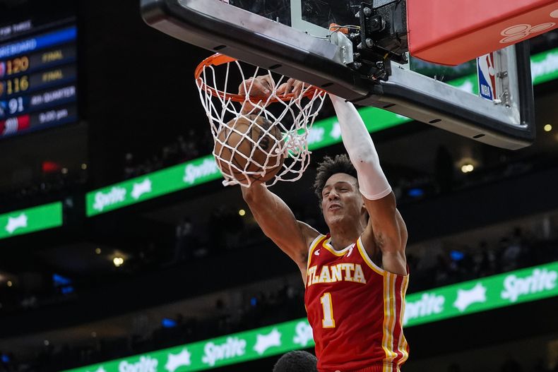El alero de los Hawks de Atlanta, Jalen Johnson (1), anota en la segunda mitad del partido de baloncesto de la NBA contra los Raptors de Toronto, el domingo 28 de enero de 2024, en Atlanta. (AP Foto/John Bazemore)