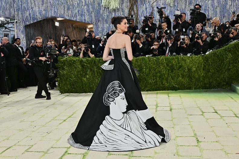Anne Hathaway llega a la gala benéfica del Instituto del Vestido del Museo Metropolitano de Arte para celebrar la inauguración de la exposición Arte del vestido el lunes 4 de mayo de 2026 en Nueva York. (Foto Evan Agostini/Invision/AP)