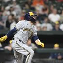 Con triple de Wong, Cerveceros se imponen a Orioles