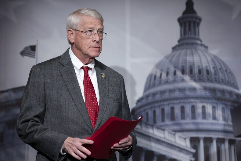 ARCHIVO - El miembro de más alto rango de la Comisión de Servicios Armados del Senado, Roger Wicker, senador por Misisipi., se reúne con reporteros en una conferencia de prensa en el Capitolio, en Washington, el 11 de enero de 2024. (AP Foto/J. Scott Applewhite, Archivo)
