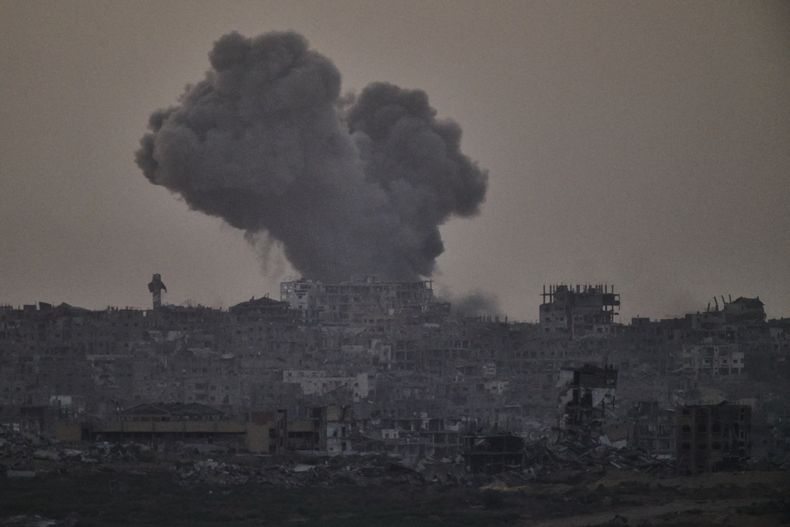 Humo se eleva entre los edificios atacados por Israel en el norte de la Franja de Gaza, visto desde el sur de Israel, el viernes 3 de octubre de 2025. (AP Foto/Leo Correa)