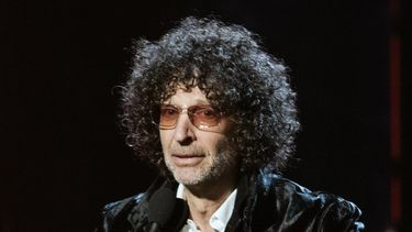 ARCHIVO - Howard Stern habla en la ceremonia de incorporación al Salón de la Fama del Rock and Roll 2018 en Cleveland, el 14 de abril de 2018. (Foto Michael Zorn/Invision/AP, archivo)