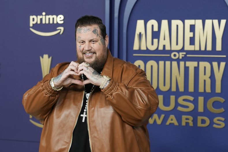 Jelly Roll llega a la 59a edición anual de los Premios de la Academia de Música Country el jueves 16 de mayo de 2024 en el Ford Center en Frisco, Texas. (Foto AP/LM Otero)