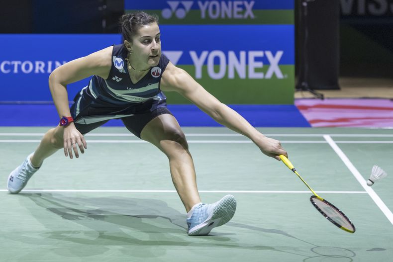 En esta imagen de archivo, la jugadora de bádminton española Carolina Marín devuelve el volante a la indonesia Mariska Tunjung durante la final del Abierto de Bádminton de Suiza, en Basilea, Suiza, el 24 de marzo de 2024. (Georgios Kefalas/Keystone vía AP, archivo)