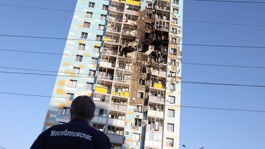 En esta imagen, distribuida por el canal oficial de Telegram del gobernador de la región de Moscú, Andrei Vorobyev, se muestran los daños ocasionados en un edificio residencial por un supuesto ataque con drones ucranianos en Ramenskoye, a las afueras de Moscú, Rusia, el 10 de septiembre de 2024. (Canal de Telegram del gobernador de la región de Mocús, Andrei Vorobyev, vía AP)