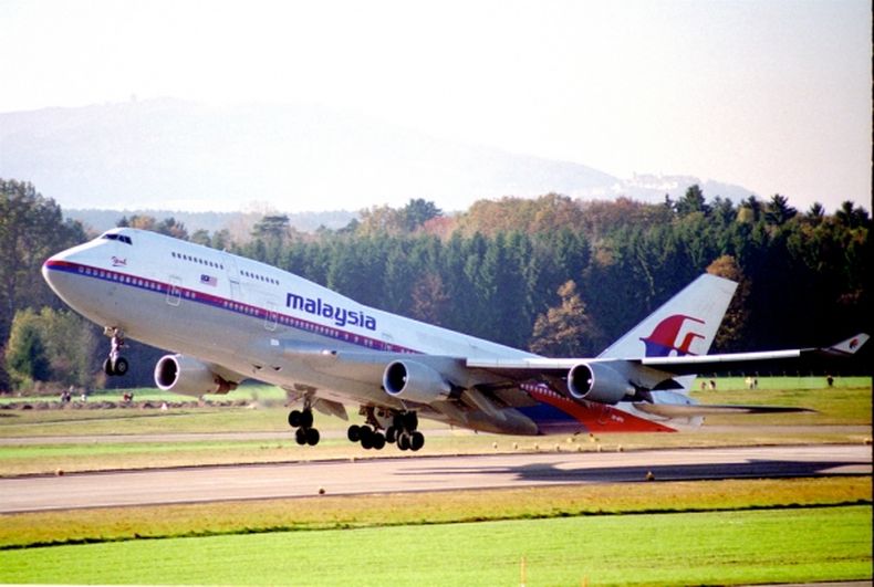 Piezas de metal con remaches halladas en la costa sudoeste de Australia son examinadas para determinar si pertenecen al avión malasio desaparecido el ocho de marzo.