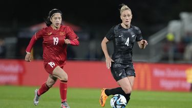 CJ Bott, de Nueva Zelanda, persigue un balón frente a Thi Thanh Nha Nguyen, de Vietnam en un partido de fogueo para el Mundial en Napier , el lunes 10 de julio de 2023 (AP Foto/John Cowpland )