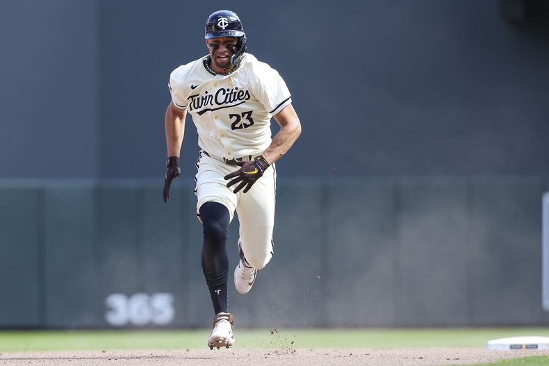 Royce Lewis de los Mellizos de Minnesota corre a la tercera base tras un error del tercera base de los Azulejos de Toronto Luis de los Santos en la séptima entrada del domingo primero de septiembre del 2024. (AP Foto/Matt Krohn)
