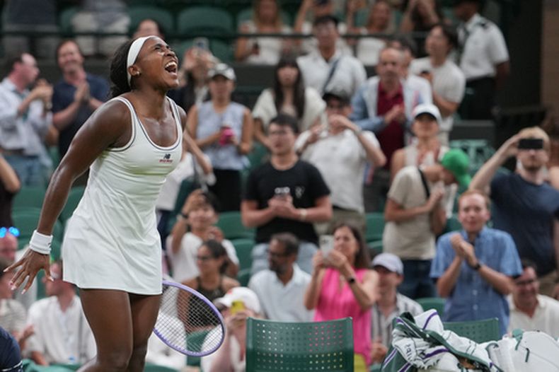 la estadounidense Coco Gauff celebra después de ganar sobre la hora a la suiza Belinda Bencic en el partido del torneo individual femenino del Campeonato de Tenis de Wimbledon, el domingo 5 de julio de 2026, en Londres. (AP Foto/Kin Cheung)