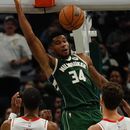 Con 44 puntos de Antetokounmpo Bucks superan a Rockets