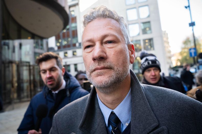 Nathan Gill, exlíder de Reform UK en Gales, llega al Tribunal Penal Central de Inglaterra y Gales, comúnmente conocido como Old Bailey, en Londres, el viernes 21 de noviembre de 2025. (James Manning/PA vía AP)
