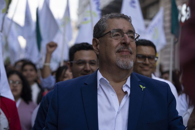 Bernardo Arévalo, candidato presidencial del Movimiento Semilla, asiste a su acto de clausura de campaña en Ciudad de Guatemala, el miércoles 21 de junio de 2023. (AP Foto/Moisés Castillo)