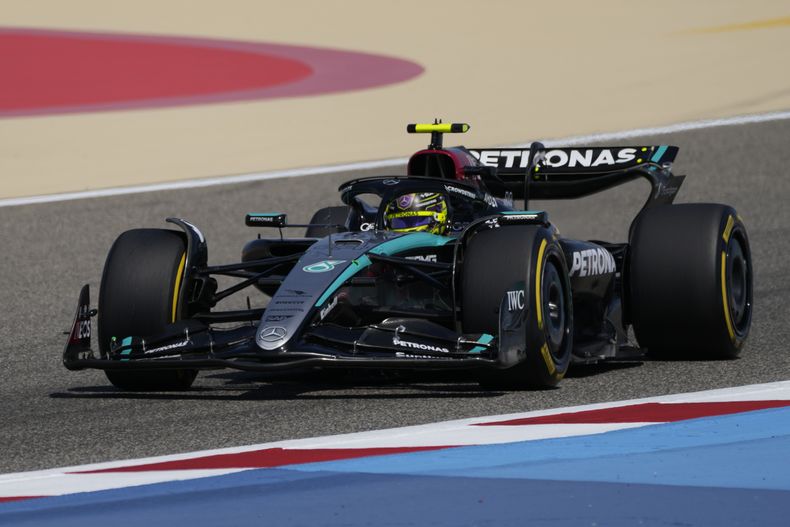 Lewis Hamilton conduce su Mercedes durante los entrenamientos de pretemporada en el Circuito Internacional de Bahréin, el jueves 22 de febrero de 2024. (AP Foto/Darko Bandic)