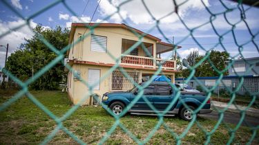 El cuerpo de Febus Santiago fue encontrado en el segundo nivel de esta residencia en Toa Baja.