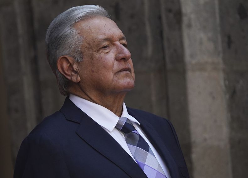 ARCHIVO - El presidente mexicano, Andrés Manuel López Obrador, asiste a una ceremonia en el Palacio Nacional, en Ciudad de México, el 20 de septiembre de 2022. La Suprema Corte de Justicia de México invalidó el jueves 22 de junio de 2023 la segunda parte de la reforma electoral abanderada por López Obrador. (AP Foto/Marco Ugarte, Archivo)