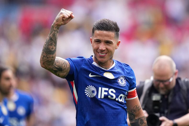 Enzo Fernandez del Chelsea celebra al final del encuentro ante Leeds en la semifinal de la Copa FA el domingo 26 de abril del 2026. (AP Foto/Alastair Grant)