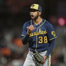 Yelich anota la decisiva en triunfo de Cerveceros