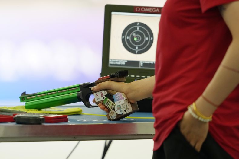La china Li Xue se prepara para competir durante la ronda clasificatoria de pistola de aire de 10 metros en los Juegos Olímpicos del 2024, el sábado 27 de julio de 2024 en Chateauroux, Francia. (AP Foto/Manish Swarup)