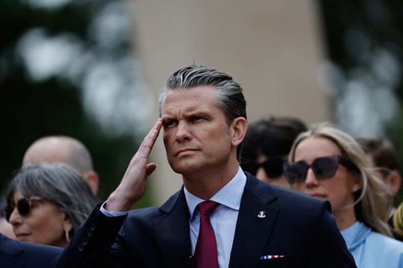 El secretario de Defensa estadounidense Pete Hegseth en las conmemoraciones del aniversario del Día D en Colleville-sur-Mer, Normandía, Francia, el 6 de junio del 2026. (AP foto/Jeremias Gonzalez)