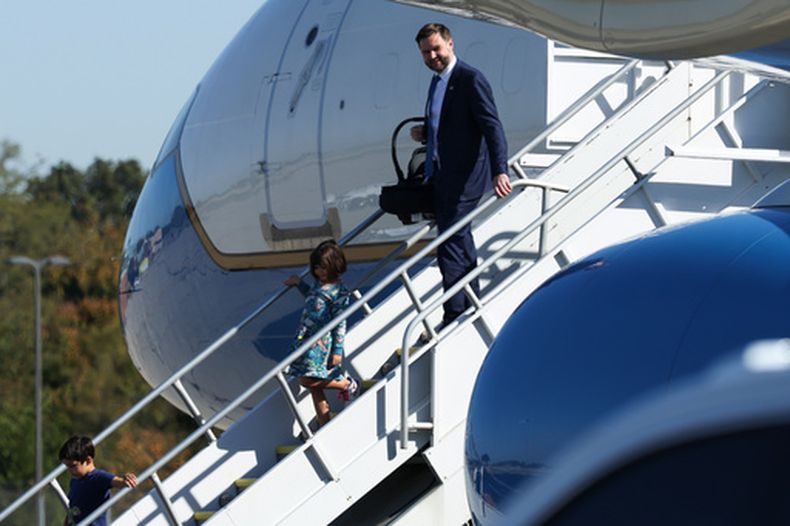 El vicepresidente de Estados Unidos, JD Vance, baja del Air Force Two con sus hijos Vivek, izquierda, y Mirabel, al llegar al Aeropuerto Internacional Cincinnati/Northern Kentucky, el viernes 9 de octubre de 2026 en Hebron, Kentucky. (Samuel Corum/Pool vía AP)