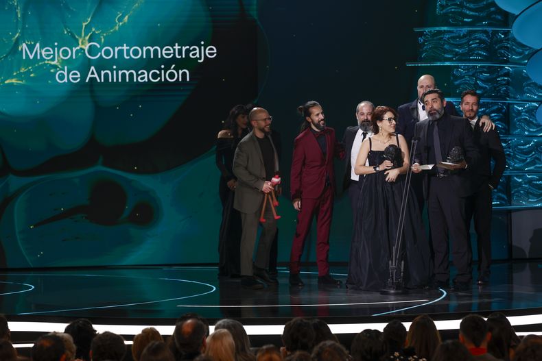 El equipo de Cafune recibe el premio a mejor cortometraje animado durante la 39ª ceremonia de los Premios Goya en Granada, España, el sábado 8 de febrero de 2025, en Granada. (Foto AP/Fermin Rodriguez)