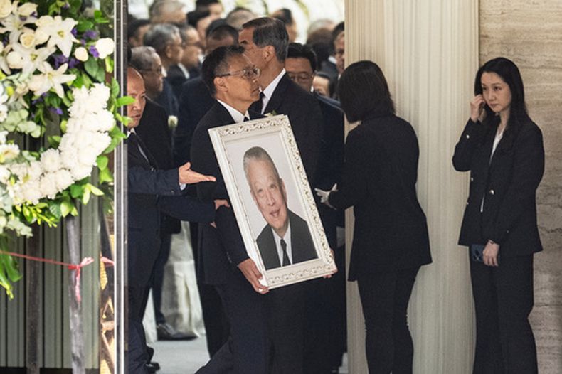 Andy Tung, hijo del exlíder de Hong Kong Tung Chee-hwa, lleva el retrato de su padre en una funeraria de Hong Kong, el domingo 20 de septiembre de 2026. (Foto AP/Chan Long Hei)