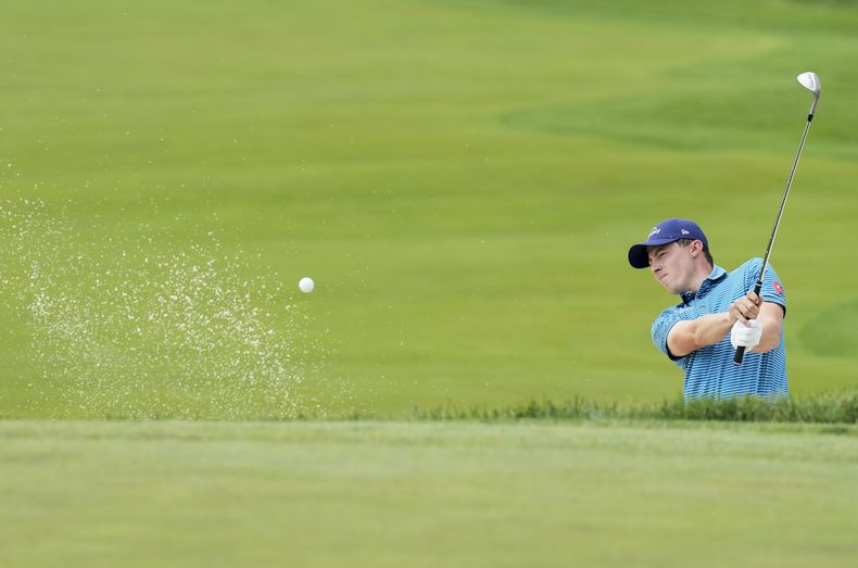El británico Matt Fitzpatrick le pega a la bola desde la trampa en el octavo hoyo en la segunda ronda del Abierto de Canadá el viernes 9 de junio del 2023. (Nathan Denette/The Canadian Press via AP)