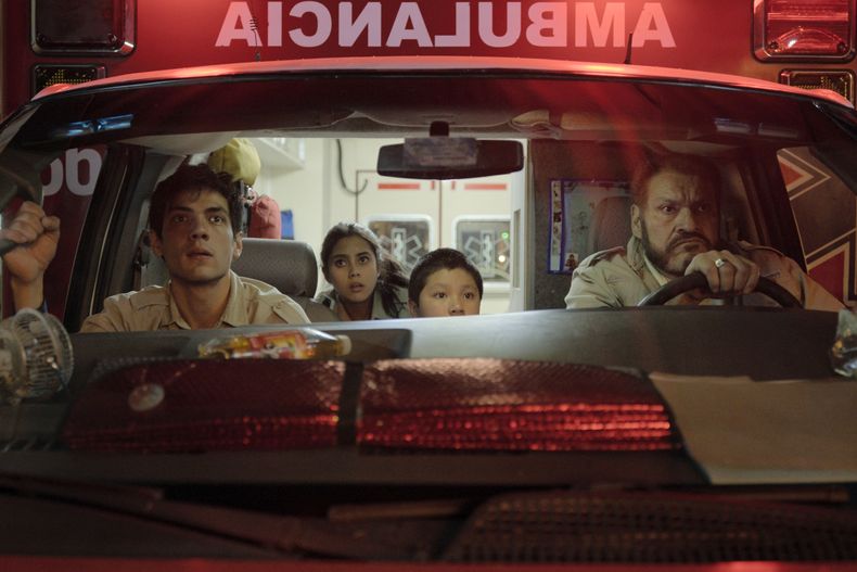 Esta imagen proporcionada por Apple TV, de izquierda a derecha, Diego Calva, Renata Vaca, Sergio Bautista y Joaquín Cosio en una escena de Midnight Family. (Apple TV+ vía AP)