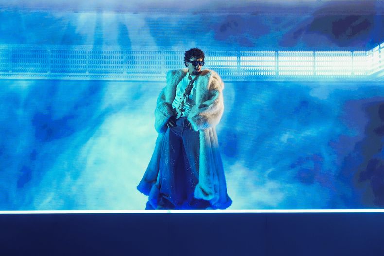 Bad Bunny durante su presentación en los iHeartRadio Music Awards, el lunes 17 de marzo de 2025, en Teatro Dolby de Los Ángeles. (Foto AP/Chris Pizzello)