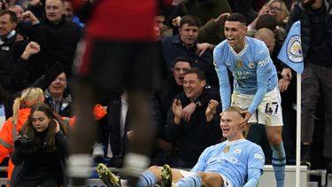 Erling Haaland del Manchester City celebra con Phil Foden tras anotar el tercer gol en la victoria 3-1 ante el Manchester United en la Liga Premier, el domingo 3 de marzo de 2024. (AP Foto/Dave Thompson)