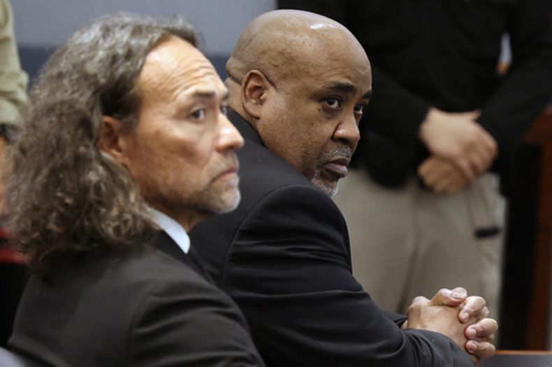Duane Davis, a la derecha, y su abogado, Michael Sanft, sentados en la sala del tribunal después de que un jurado declarara a Davis culpable de asesinato en primer grado en el juicio relacionado con la muerte del rapero Tupac Shakur, ocurrida en 1996; la imagen fue tomada en el Centro de Justicia Regional del Tribunal de Distrito del Condado de Clark, en Las Vegas, el lunes 31 de agosto de 2026. (Bizuayehu Tesfaye/Las Vegas Review-Journal via AP, Pool)
