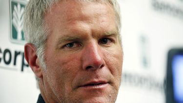 Favre pide que lo remuevan de la demanda de Mississippi