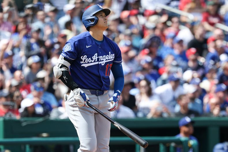 Shohei Ohtani (17) de los Dodgers de Los Ángeles admira su jonrón contra los Nacionales de Washington, el viernes 3 de abril de 2026, en Washington. (AP Foto/Terrance Williams)