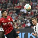 Piero Hincapié (izquierda), zaguero ecuatoriano del Bayer Leverkusen y Marcus Thuram del Borussia Monchengladbach durante el partido de la Bundesliga, el domingo 21 de mayo de 2023, en Leverkusen. (Federico Gambarini/dpa vía AP)