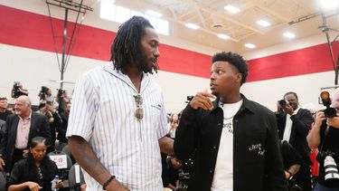 Kyle Lowry habla con Kawhi Leonard tras una conferencia de prensa para que Lowry firmara un acuerdo de un día con los Raptors antes de retirarse el martes 7 de julio del 2026. (Chris Young/The Canadian Press via AP)