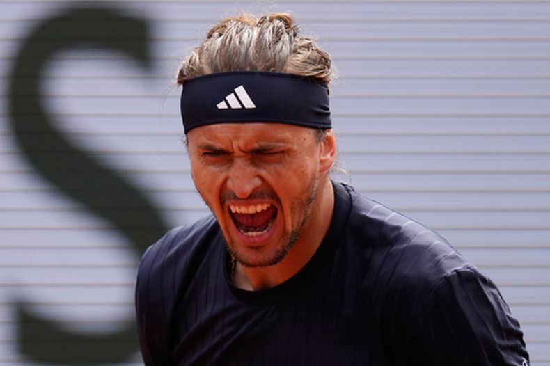 Alexander Zverev durante su semifinal contra Jakub Mensik en Roland Garros, el viernes 5 de junio de 2026, en París. (AP Foto/Christophe Ena)