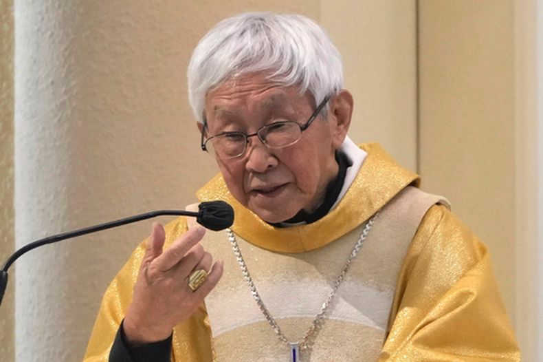ARCHIVO - El cardenal católico Joseph Zen durante una misa en la iglesia de la Santa Cruz en Hong Kong, el 24 de mayo de 2022. (AP Foto/Kin Cheung, archivo)
