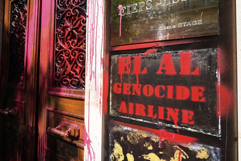 El grafiti en las oficinas de la aerolínea israelí El Al en París el 7 de agosto del 2025. (AP foto/Michel Euler)