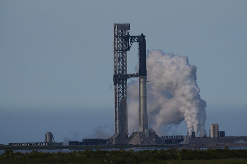 El mega cohete Starship de SpaceX antes de un lanzamiento de prueba que fue posteriormente aplazado, el jueves 21 de mayo de 2026, en Starbase, Texas. (AP Foto/Eric Gay)