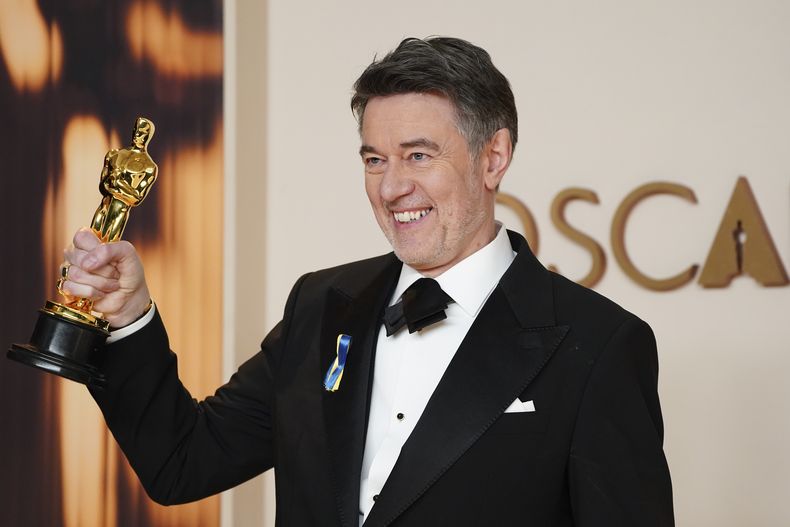 Peter Straughan, ganador del premio al mejor guion adaptado por Conclave, posa en la sala de prensa de los Oscar el domingo 2 de marzo de 2025 en el Teatro Dolby de Los Ángeles. (Foto Jordan Strauss/Invision/AP)